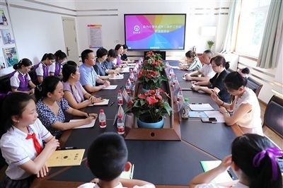 圖⑤：法治宣講結束后，重慶五中院組織召開座談會，聽取人大代表和朵力小學教師、家長代表對法院未成年人保護工作的意見建議。