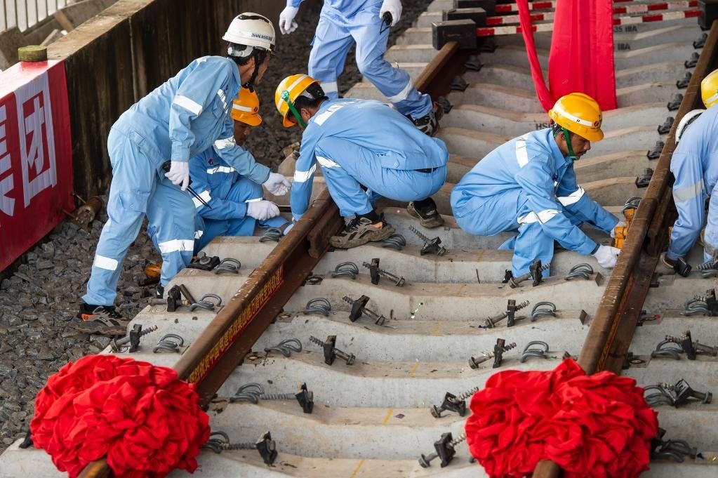 3月31日，在印度尼西亞雅加達(dá)雅萬高鐵哈利姆車站，工人鋪設(shè)雅萬高鐵全線最后一根鋼軌。