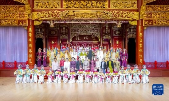  10月18日上午，國(guó)家主席習(xí)近平夫人彭麗媛邀請(qǐng)出席第三屆“一帶一路”國(guó)際合作高峰論壇的外方領(lǐng)導(dǎo)人夫人參觀中國(guó)工藝美術(shù)館（中國(guó)非物質(zhì)文化遺產(chǎn)館）。這是彭麗媛同外方領(lǐng)導(dǎo)人夫人與文藝演出演職人員合影。新華社記者 丁林 攝