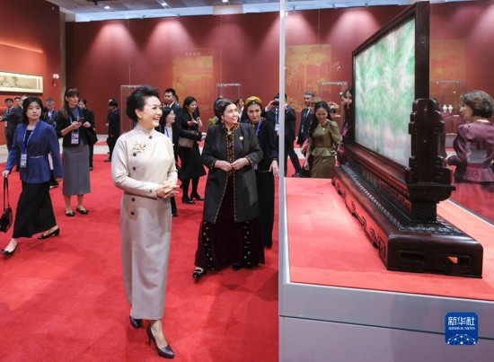  10月18日上午，國(guó)家主席習(xí)近平夫人彭麗媛邀請(qǐng)出席第三屆“一帶一路”國(guó)際合作高峰論壇的外方領(lǐng)導(dǎo)人夫人參觀中國(guó)工藝美術(shù)館（中國(guó)非物質(zhì)文化遺產(chǎn)館）。這是彭麗媛同外方領(lǐng)導(dǎo)人夫人參觀展品。新華社記者 丁林 攝