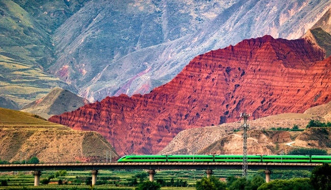 穿越丹霞地貌的火車。蘭州局集團(tuán)公司融媒體中心供圖