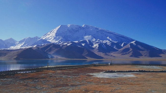 喀拉庫(kù)勒湖。中國(guó)鐵路烏魯木齊局集團(tuán)有限公司供圖