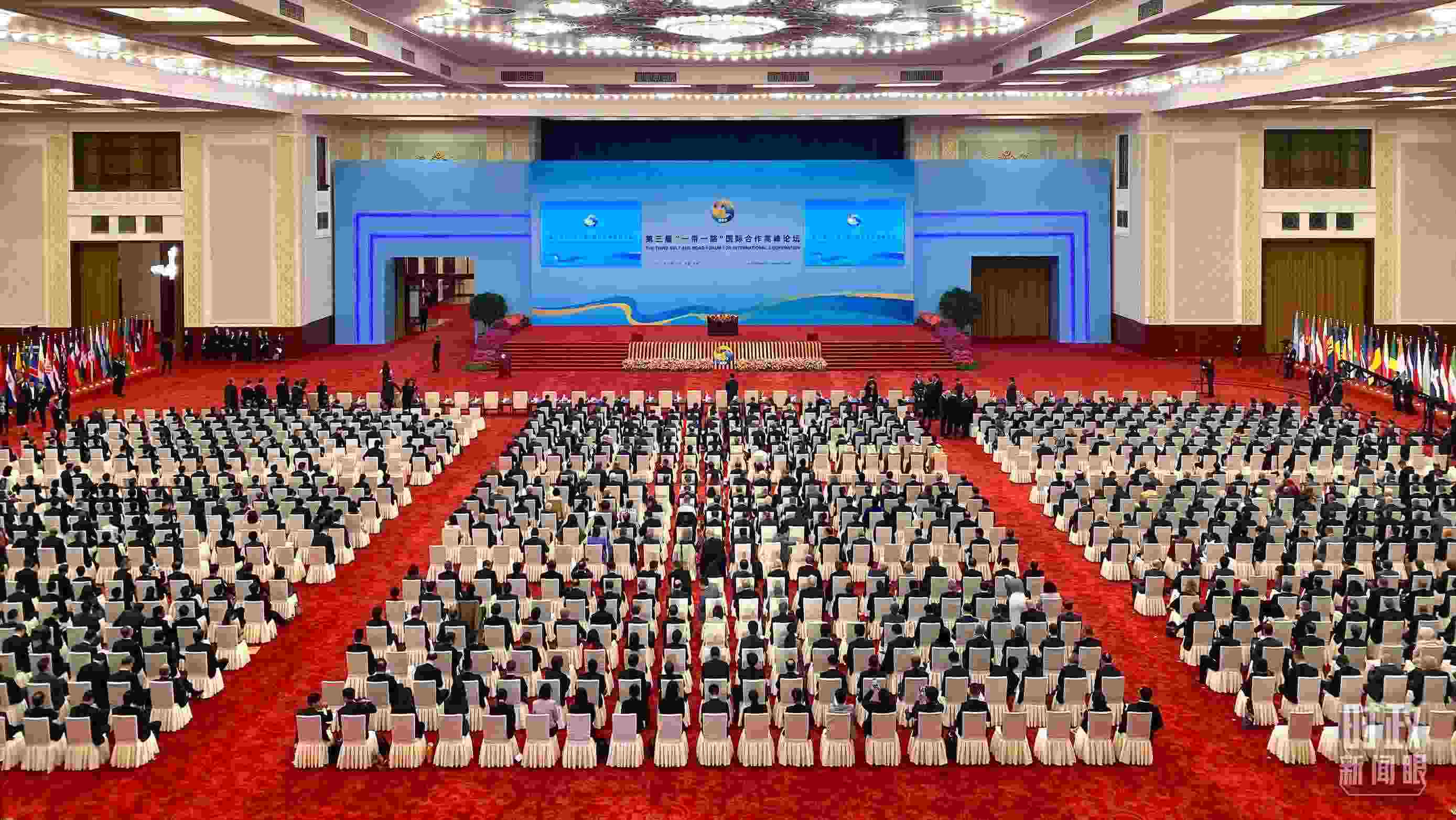 △人民大會堂宴會廳。這是開幕式之前的現(xiàn)場。（總臺央視記者李增仁拍攝）