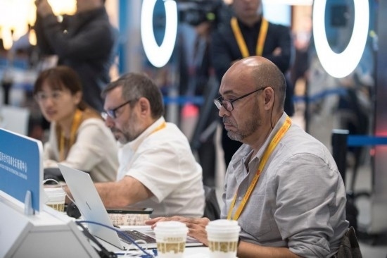 10月17日，記者在“一帶一路”國(guó)際合作高峰論壇新聞中心工作。新華社記者 張豪夫 攝