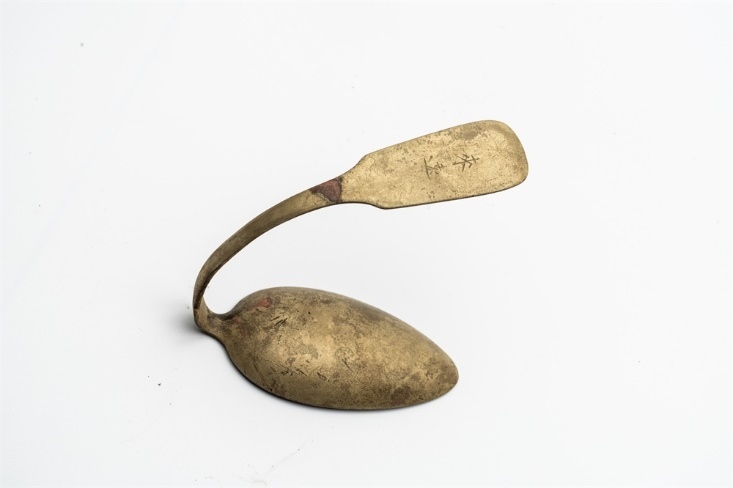 鏨刻“來遠(yuǎn)”的湯勺。國(guó)家文物局供圖