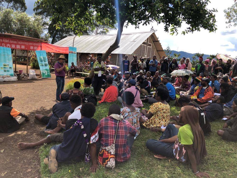 △2020年12月15日，中國專家在巴布亞新幾內亞東高地省中國援助巴新菌草和旱稻技術項目第9期培訓班上授課。