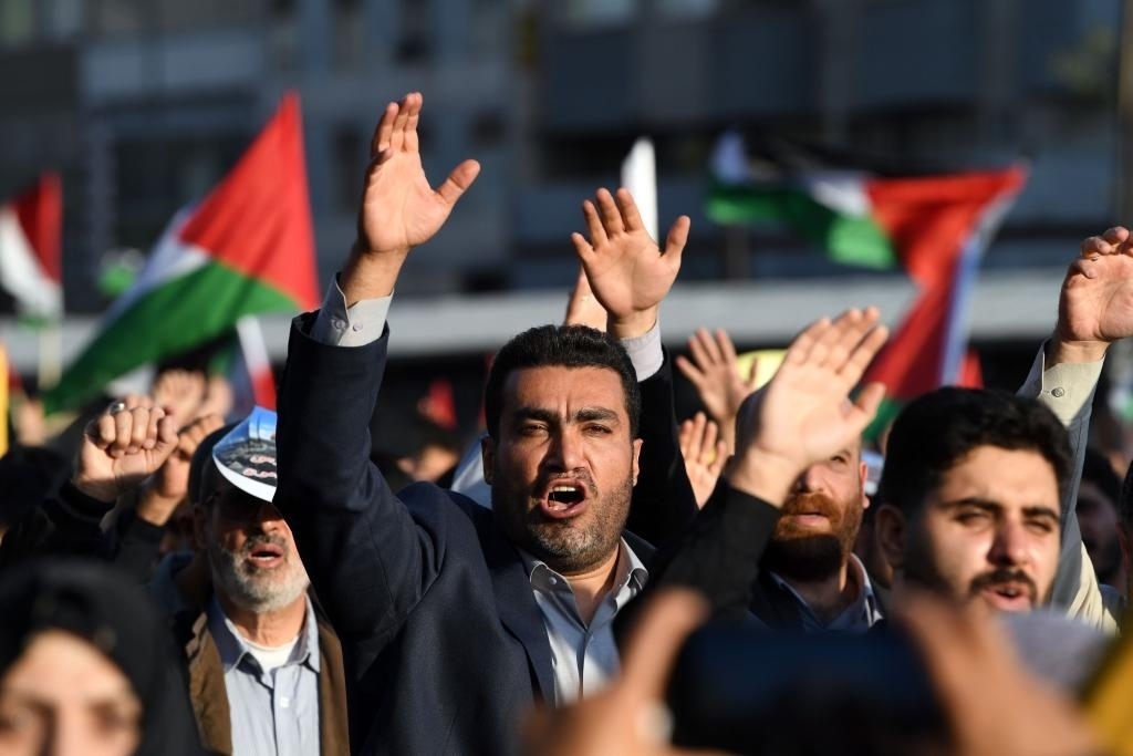 10月18日，人們在伊朗德黑蘭舉行集會。當日，突尼斯、土耳其、伊朗等多國民眾舉行集會，表達對巴勒斯坦人民的支持，并譴責針對加沙城醫(yī)院的襲擊。新華社記者 沙達提 攝