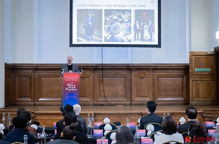 英國群英創(chuàng)意全球首席執(zhí)行官杰米·撒杰特在現(xiàn)場發(fā)言，分享如何進(jìn)一步提升四川旅游的國際影響力、吸引更多的英國游客。人民網(wǎng) 郭錦標(biāo)攝