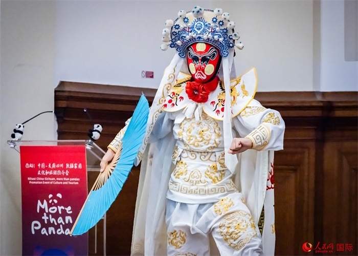 川劇絕活變臉表演。人民網(wǎng) 郭錦標(biāo)攝