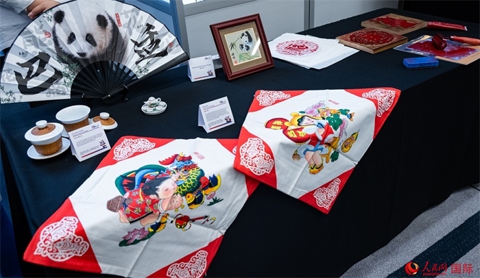 活動(dòng)現(xiàn)場的現(xiàn)場文創(chuàng)展、互動(dòng)體驗(yàn)區(qū)、非遺區(qū)展示。人民網(wǎng) 郭錦標(biāo)攝