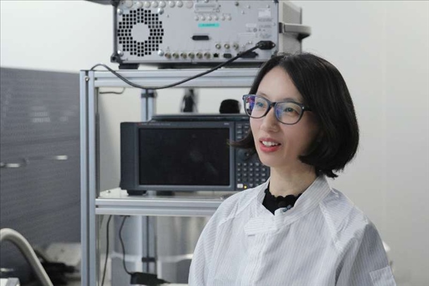 李婧在中國(guó)科學(xué)院紫金山天文臺(tái)毫米波和亞毫米波技術(shù)實(shí)驗(yàn)室。（受訪者供圖）