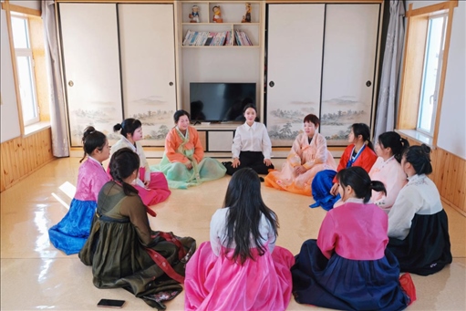 2023年6月，楊麗娜（后中）對(duì)擔(dān)任民宿管家的光東村村民們進(jìn)行標(biāo)準(zhǔn)化培訓(xùn)。（新華社記者金津秀攝）