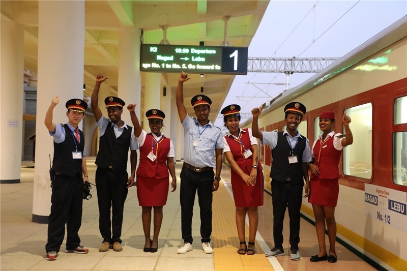 中埃員工組成的亞吉鐵路運營團隊。 中國土木工程集團有限公司供圖