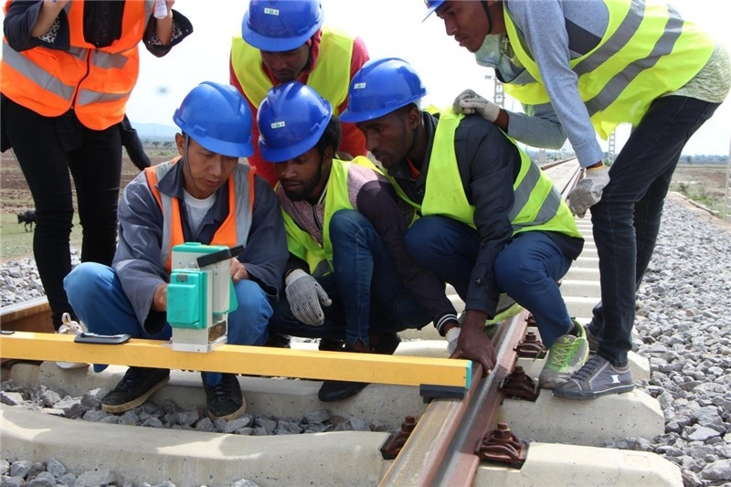 中方員工在鐵路現(xiàn)場培訓(xùn)埃方員工。 中國土木工程集團有限公司供圖