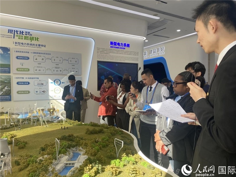 2023“一帶一路”媒體合作論壇聯(lián)合采訪團(tuán)參訪中國能建。人民網(wǎng)記者 于洋攝
