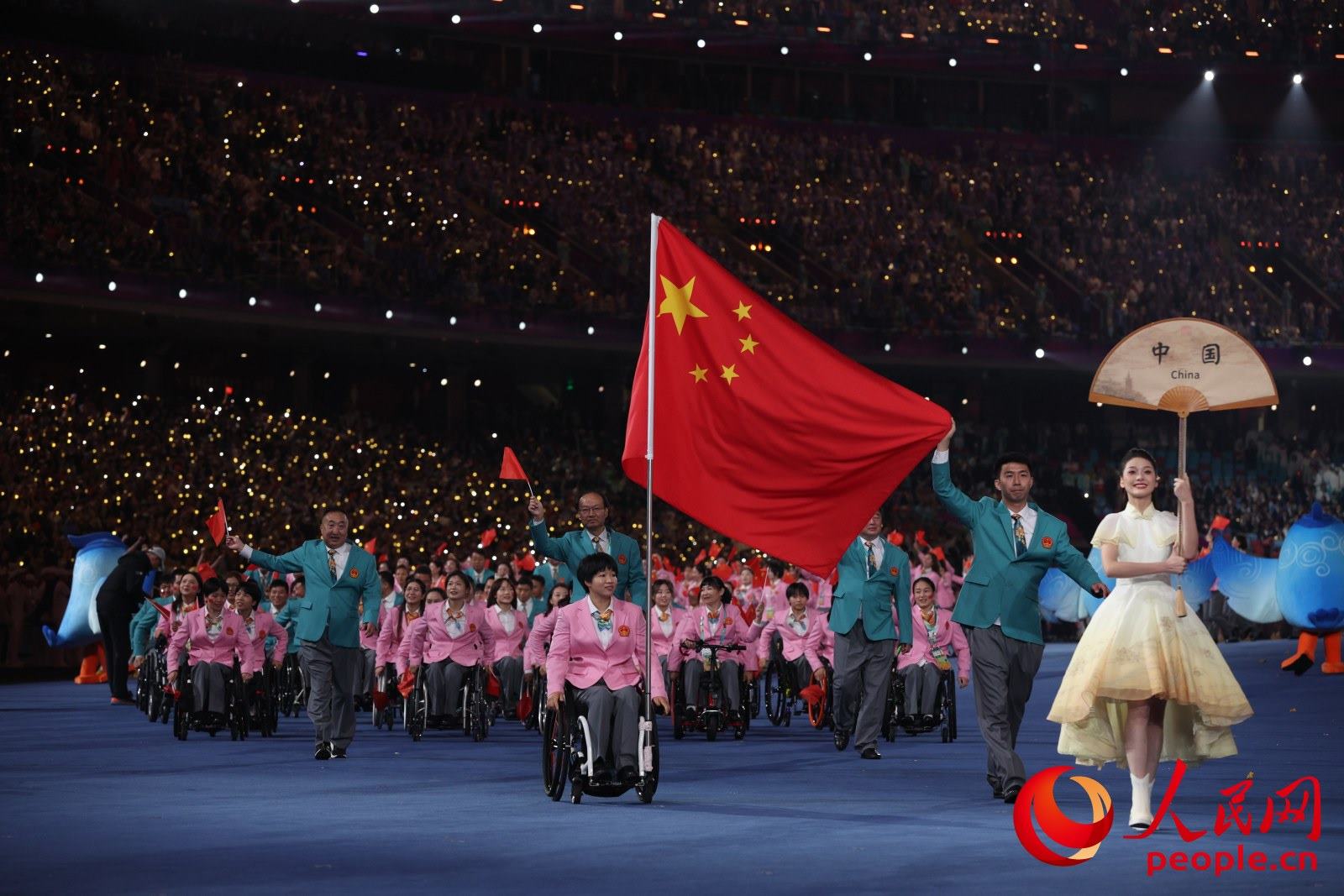 開(kāi)幕式上，中國(guó)體育代表團(tuán)入場(chǎng)。人民網(wǎng) 周靜圓攝