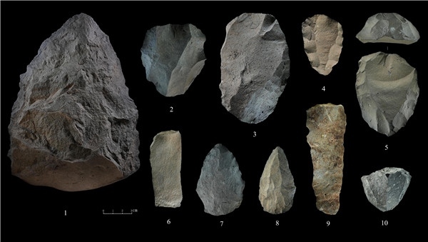 石制品 1.手斧 2、4、5.勒瓦婁哇石核（循環(huán)剝片法、優(yōu)先剝片法）3.勒瓦婁哇石葉石核 6.勒瓦婁哇石葉 7、8.勒瓦婁哇尖狀器 9.石葉 10.錐形石葉石核。中肯聯(lián)合考古隊(duì)供圖