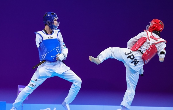 10月23日，杭州第4屆亞殘運會跆拳道男子K44級58公斤級銅牌賽舉行。圖為烏茲別克斯坦隊選手桑賈貝克·穆赫托羅夫(左)和日本隊選手阿渡健太在比賽中。圖片來源：杭州亞殘組委會