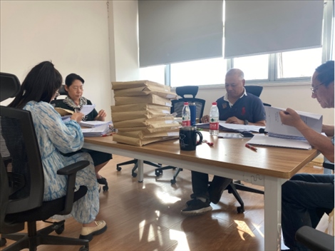 北京交通大學(xué)退休教師田立年與當(dāng)?shù)貛熒谝黄?。校方供圖