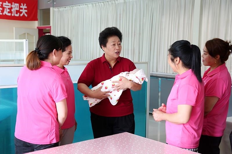 △2021年6月2日，卓長(zhǎng)立（中）指導(dǎo)正在接受培訓(xùn)的家政服務(wù)員。