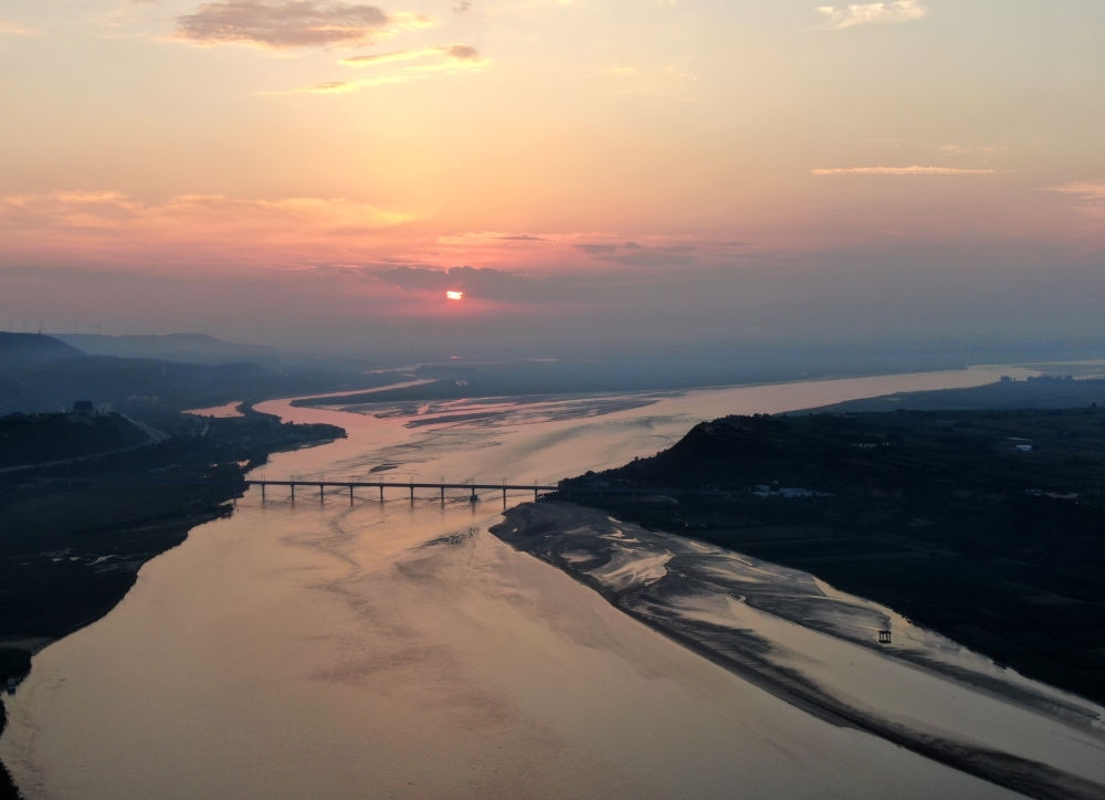  豫陜交界附近拍攝的黃河景色（2020年9月7日攝，無人機(jī)照片）。新華社記者 郝源 攝