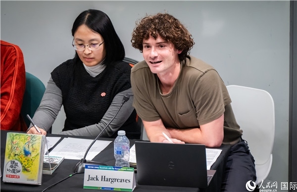 4、英國(guó)漢學(xué)家沈如風(fēng)對(duì)中國(guó)文學(xué)譯作的未來(lái)充滿期待。郭錦標(biāo)攝