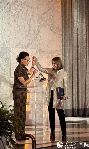 加州副州長康伊蓮為方李邦琴獲獎致辭。人民網(wǎng)記者 鄧圩攝