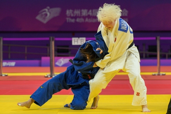 10月24日，杭州第4屆亞殘運(yùn)會(huì)柔道女子J2級(jí)57公斤級(jí)決賽舉行。圖為中國(guó)隊(duì)選手王嘉楠（右）和日本隊(duì)選手廣瀨順子在比賽中。圖片來源：杭州亞殘組委