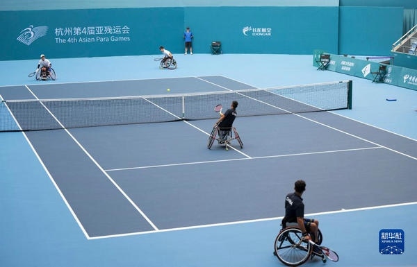 10月24日，在杭州第4屆亞殘運(yùn)會(huì)輪椅網(wǎng)球男子雙打1/4決賽中，中國(guó)組合董順江/紀(jì)珍旭以0比2不敵韓國(guó)組合任浩元/韓成奉，無緣半決賽。圖為董順江（右二）/紀(jì)珍旭（右一）在比賽中。新華社記者 才揚(yáng)攝