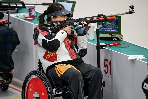 10月23日，杭州第4屆亞殘運(yùn)會(huì)射擊(R2)SH1級(jí)女子10米氣步槍立射資格賽舉行。圖為中國(guó)隊(duì)選手張翠平在比賽中。圖片來源：杭州亞殘組委