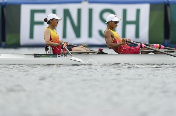 2021年8月29日，在東京殘奧會(huì)賽艇項(xiàng)目PR2級(jí)混合雙人雙槳決賽中，中國(guó)組合劉爽/蔣繼劍獲得銅牌。圖為劉爽（左）/蔣繼劍在比賽中。新華社記者 胡虎虎攝（資料圖）