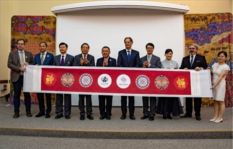 “絲路綺粲—中國絲綢藝術(shù)展”開幕式在匈牙利首都布達(dá)佩斯舉行。布達(dá)佩斯中國文化中心供圖