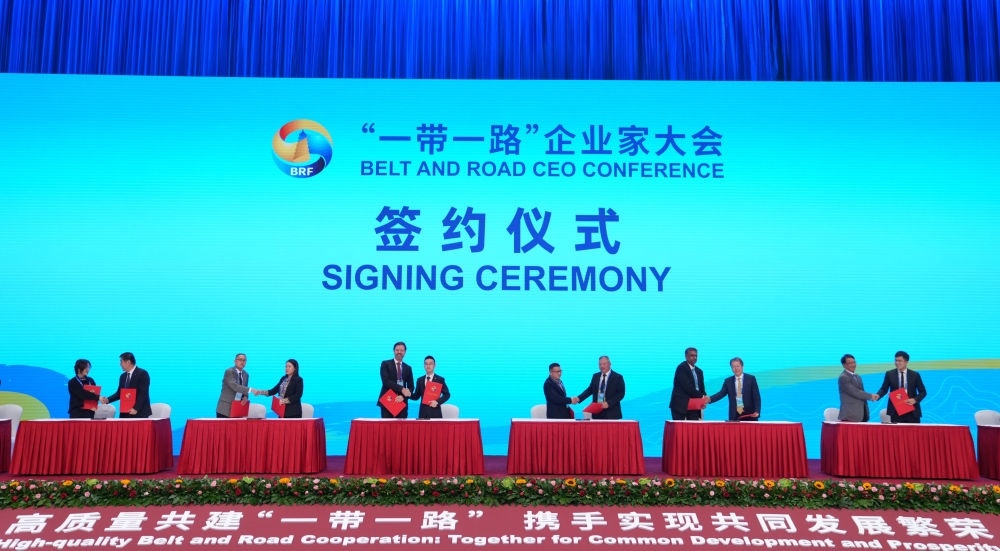 這是2023年10月17日拍攝的“一帶一路”企業(yè)家大會(huì)簽約儀式現(xiàn)場(chǎng)。新華社記者 王毓國(guó) 攝