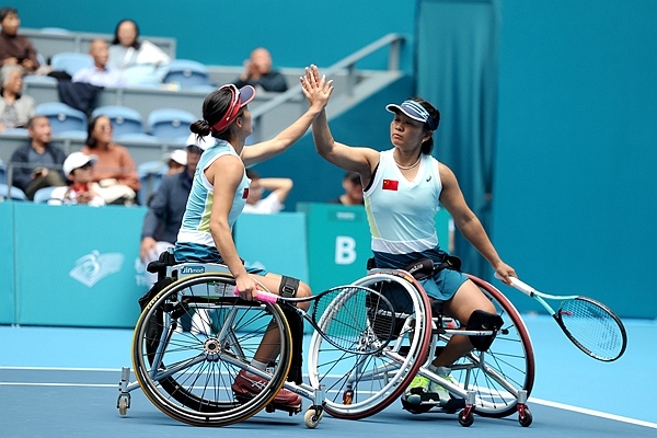 10月25日，杭州亞殘運(yùn)會(huì)輪椅網(wǎng)球女雙決賽，中國(guó)組合朱珍珍(右)/郭珞瑤慶祝得分。人民網(wǎng)記者 胡雪蓉?cái)z