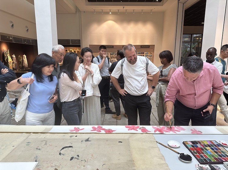 首屆國(guó)際傳播“絲路獎(jiǎng)”獲獎(jiǎng)代表等在廣州市荔灣區(qū)永慶坊參加文化交流活動(dòng)。楊爍壁、王燕攝影報(bào)道