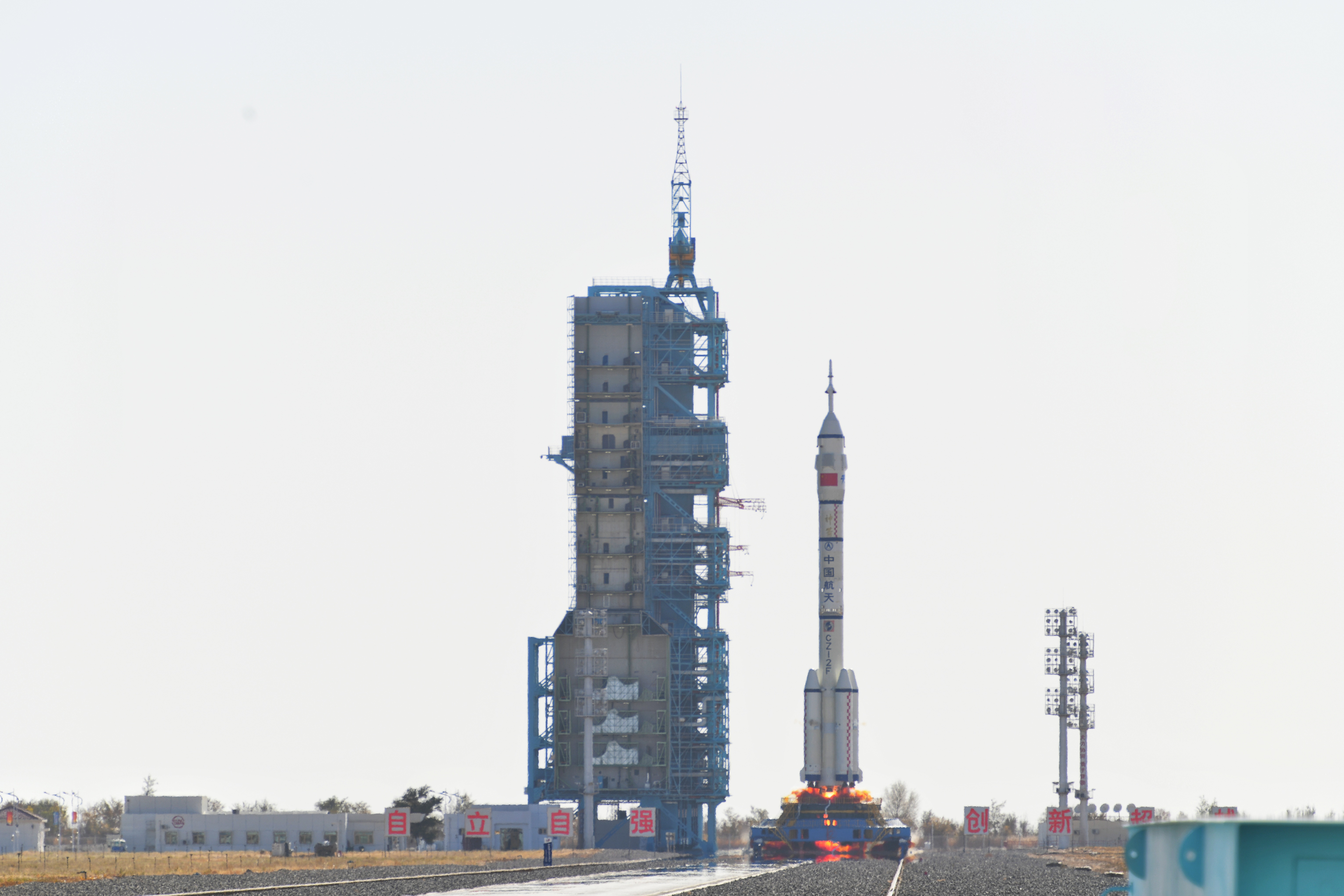 神舟十七號載人飛船發(fā)射升空震撼瞬間。人民網(wǎng) 張啟川攝