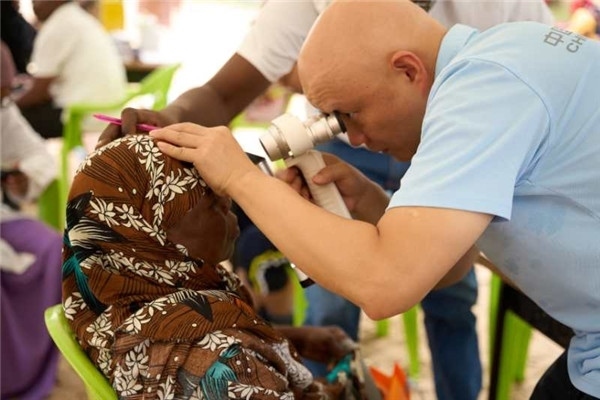 醫(yī)療隊為當(dāng)?shù)鼗颊吡x診。中國援桑醫(yī)療隊供圖