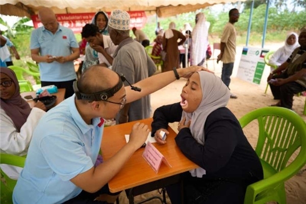 醫(yī)療隊為當(dāng)?shù)鼗颊吡x診。中國援桑醫(yī)療隊供圖