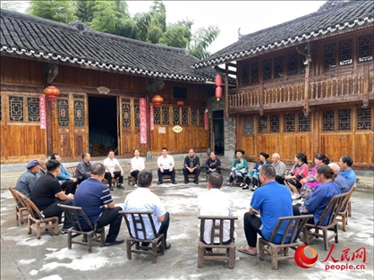 花垣縣石欄鎮(zhèn)朋巖村的院壩會。人民網(wǎng) 周靜圓攝