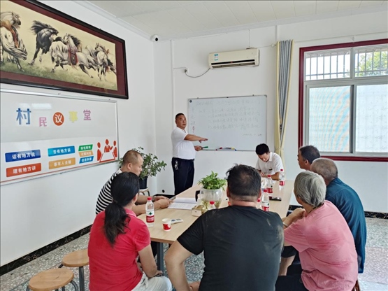 泉塘村17組議事會正在討論土地整理事項。湖南省司法廳供圖