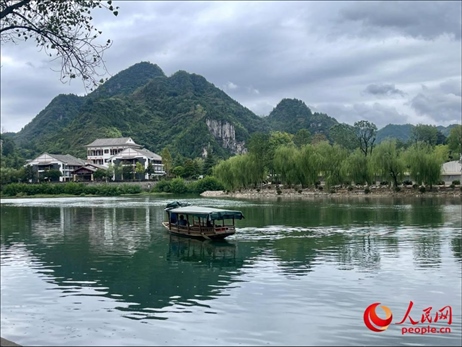 秋日的邊城鎮(zhèn)，青山滴翠、碧水含情。人民網(wǎng) 周靜圓攝