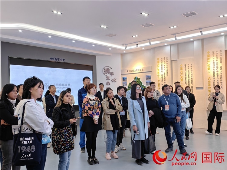 媒體記者探訪(fǎng)薊州礦山生態(tài)修復(fù)項(xiàng)目。人民網(wǎng)記者 符園園攝