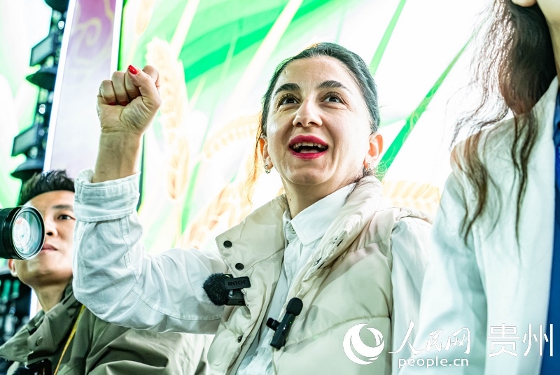 外媒記者在現(xiàn)場(chǎng)吶喊助威。人民網(wǎng) 陽(yáng)茜攝