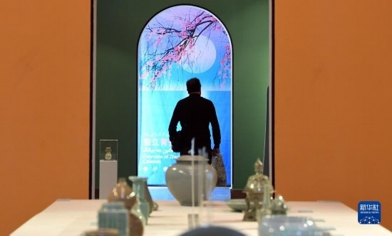 10月30日，人們?cè)谝晾实潞谔m伊朗國(guó)家藝術(shù)科學(xué)院觀看展出的展品。新華社記者 沙達(dá)提 攝