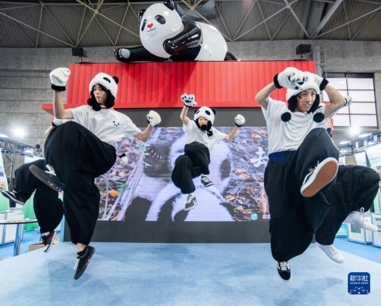  10月29日，街舞隊(duì)在日本大阪國際會展中心中國館表演街舞。新華社發(fā)（中國駐大阪旅游辦事處供圖）