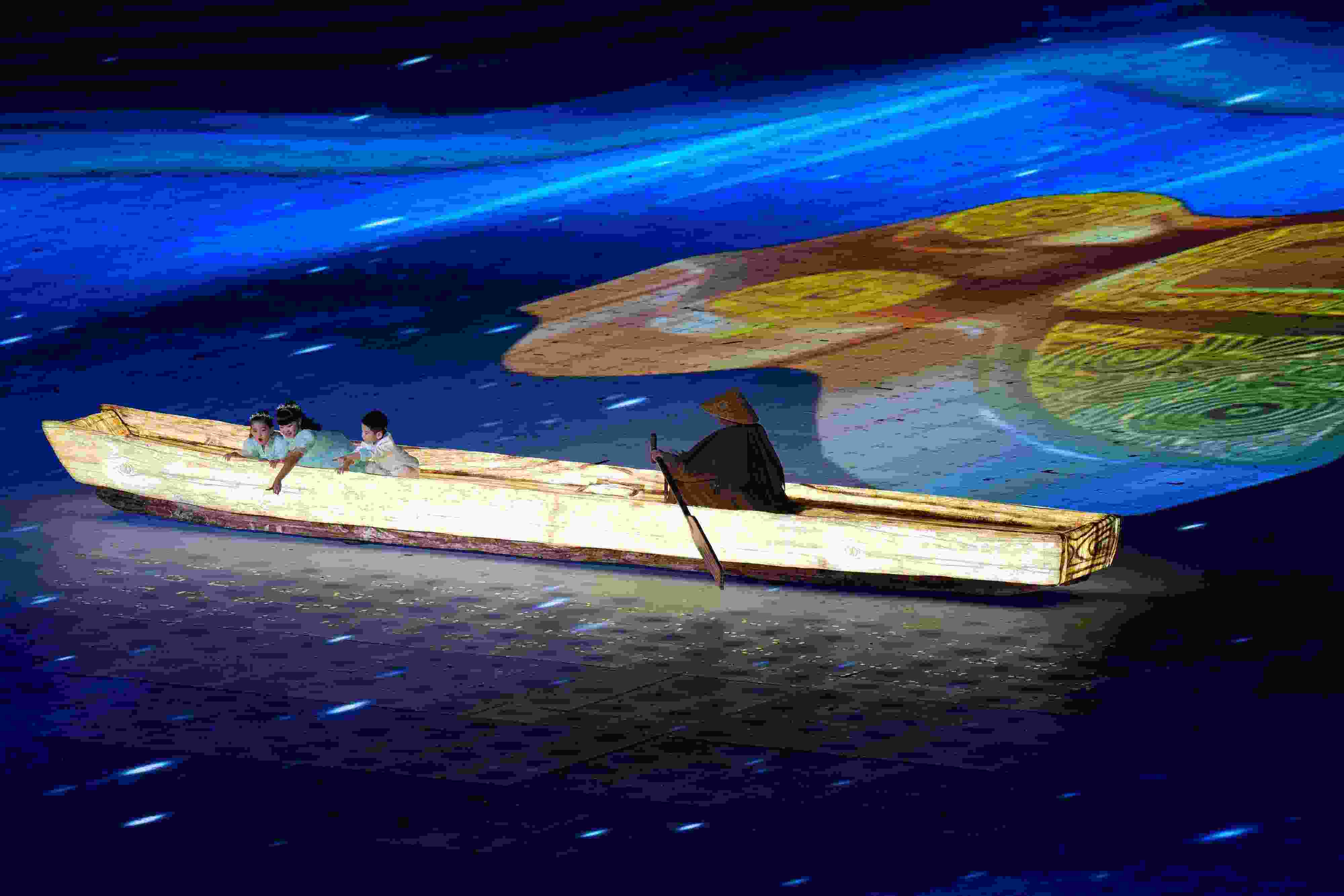 △2023年10月28日，杭州亞殘運(yùn)會(huì)閉幕式上的“中華第一舟”。