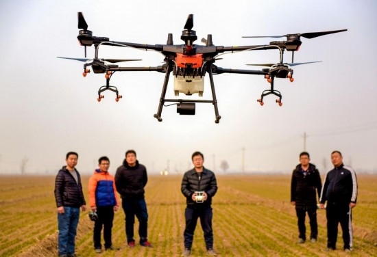 2019年2月25日，無人機教員（右三）在河北省衡水市冀州區(qū)徐莊鄉(xiāng)北榆林村為村民做植保無人機飛行操作技能培訓。新華社記者 李曉果 攝