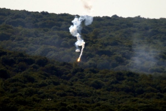 10月28日，閃光彈落在黎巴嫩納古拉樹(shù)林中燃起濃煙。新華社發(fā)（阿里·哈希紹攝）