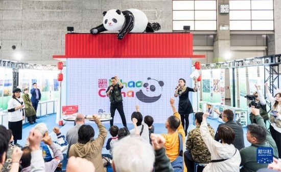  10月29日，游客在日本大阪國際會展中心中國館參與中國旅游知識問答活動。新華社發(fā)（中國駐大阪旅游辦事處供圖）