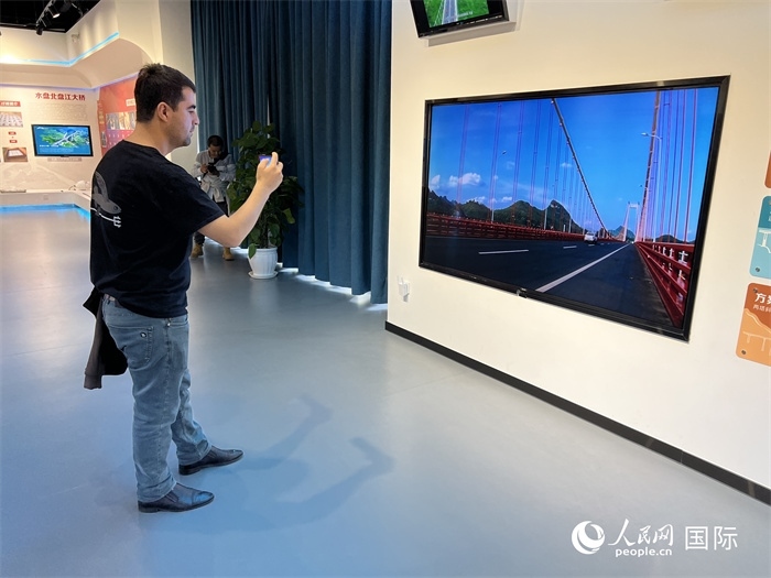 歐亞國(guó)家記者在橋梁博物館參觀。（人民網(wǎng) 花放攝）